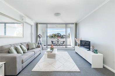 Camperdown 2房 公园旁错层式公寓，带书房和安全停车位 Parkside Split-Level Apartment with Study and Secure Parking