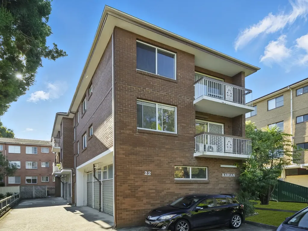 Top-Floor Light-Filled Unit in Boutique Complex – Convenience Meets Comfort