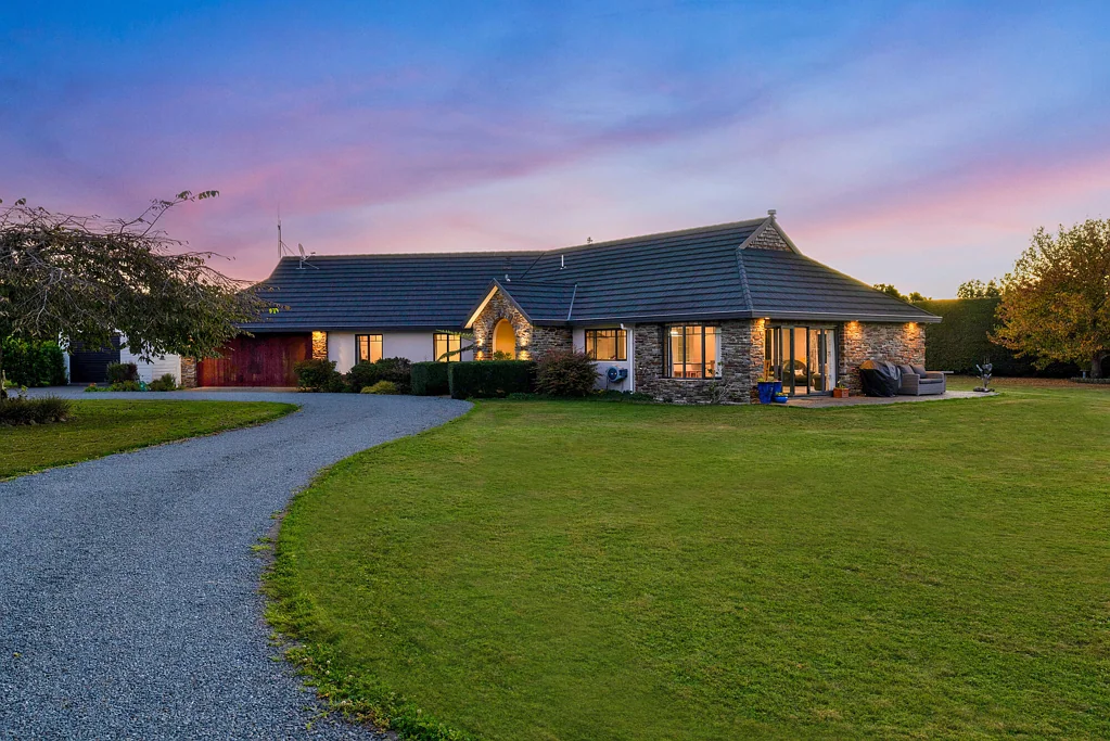 Levin 4 Slaapkamer Quality Home & Exceptional Garaging