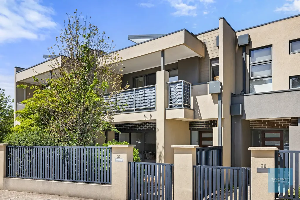 Caroline Springs 3Kwarto Bright, Low-Maintenance Townhouse in a Prime Location