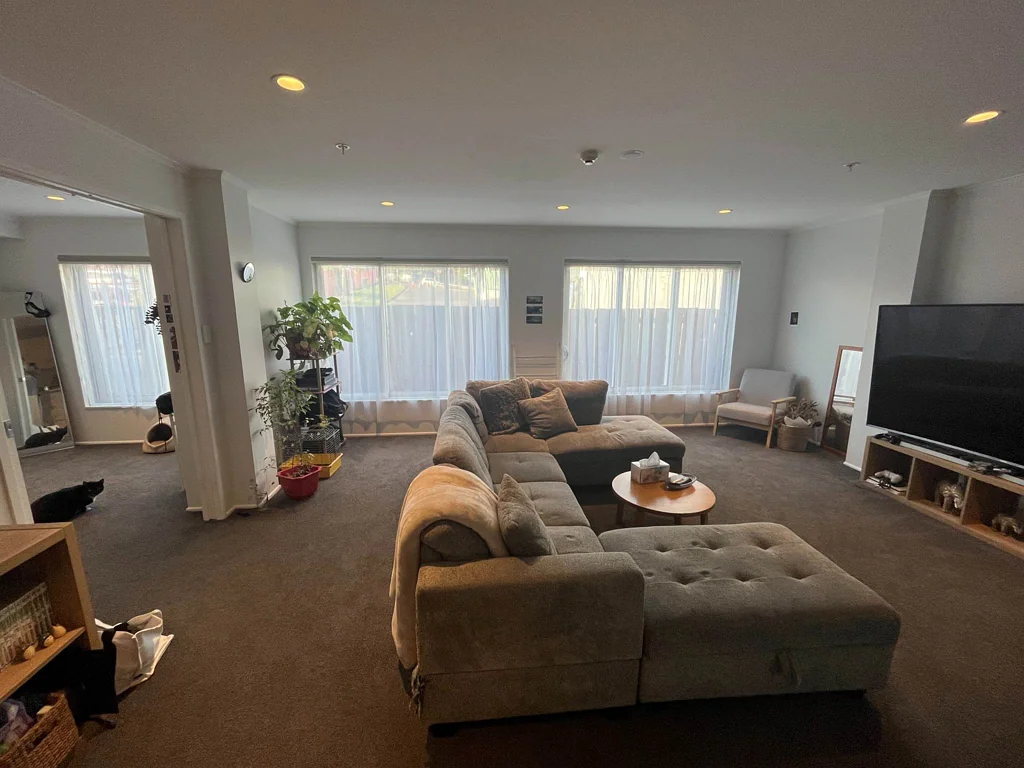 Stylish 2 Bedroom Apartment with Secure Parking