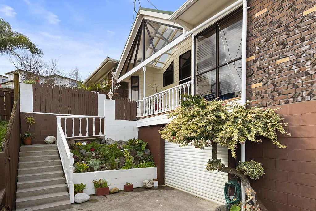 Pakuranga 4房  Spacious Home with Income & Development Potential