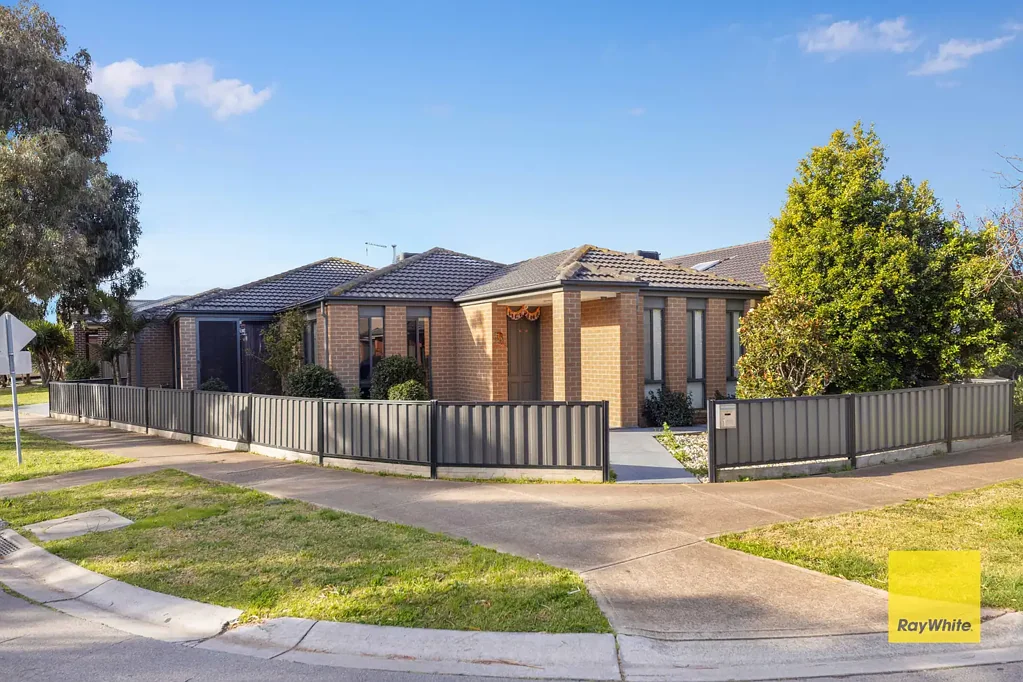Exceptional Family Living in POINT COOK Location!
