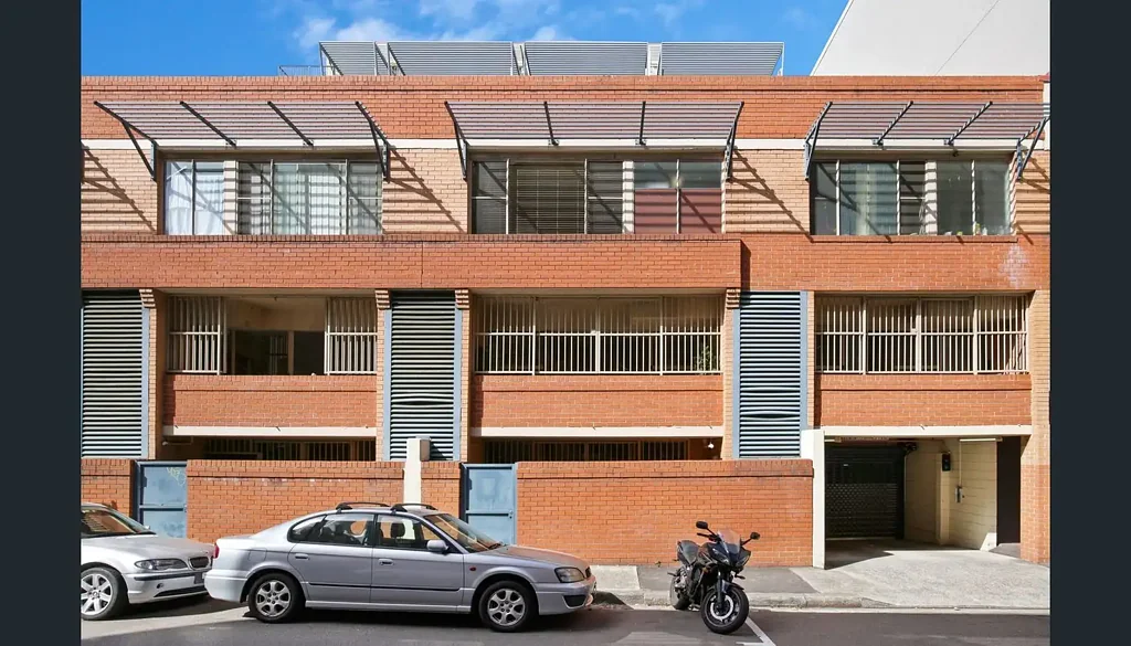 Spacious Townhouse Style Apartment In Quiet Street