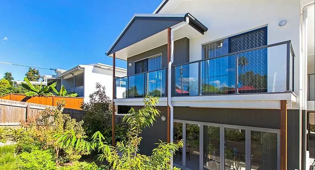Chic Terrace-Style Townhouse in a Prime Location!