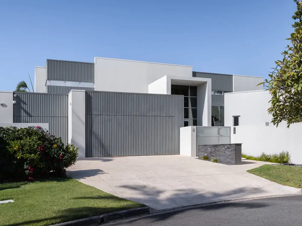 Minyama 4房  EXPANSIVE ARCHITECTURALLY DESIGNED DEEP WATERFRONT WITH 49M FRONTAGE
