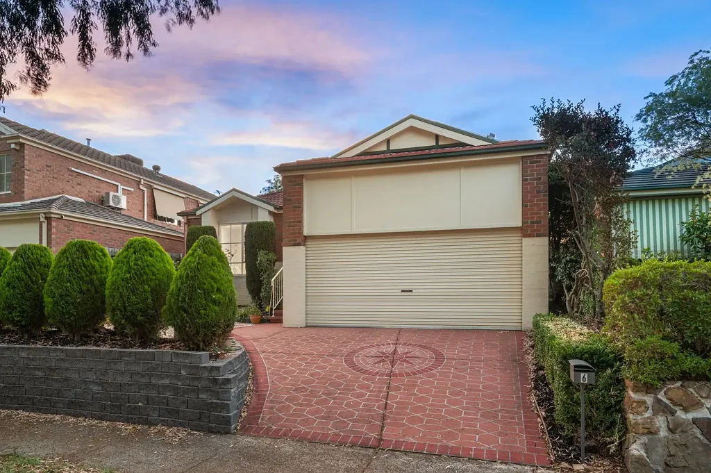 Blackburn South 4Habitaciones Elegant Family Living in a Prime Blackburn South Locale!