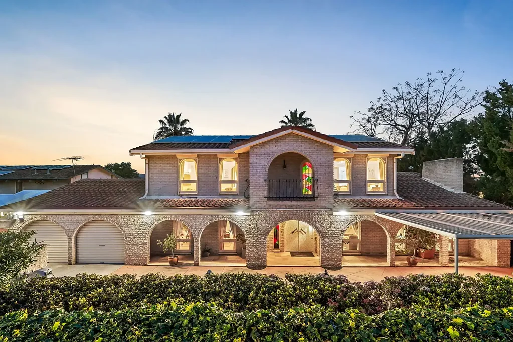Walkerville 5房  GRAND LANDMARK RESIDENCE ON HUGE ALLOTMENT 1153 SQM (APPROX)  - MULTIPLE LIVING & ENTERTAINING OPTIONS – IN-GROUND POOL - BEATHTAKING VIEWS TO HILLS
