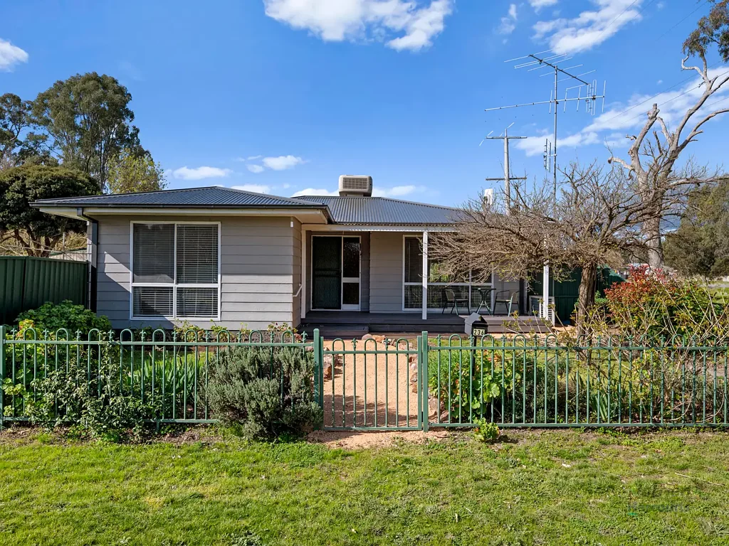 Violet Town 3 Slaapkamer Turn-Key Living with Huge Shed, Modern Upgrades & Future Options