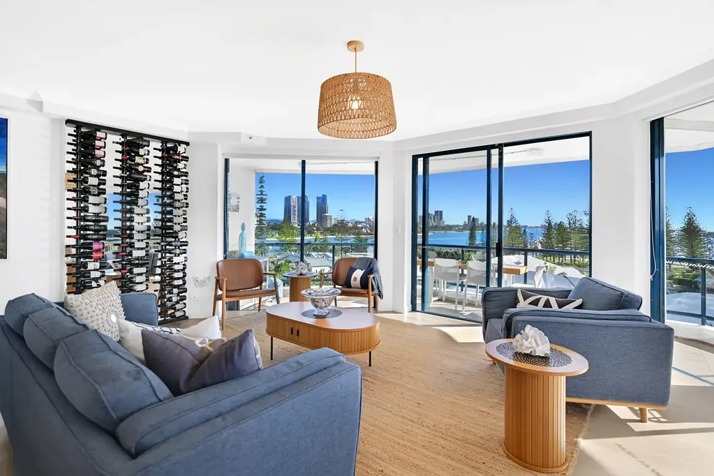 Main Beach 2Zimmer 194m² of Prestige Living in The Waratah - Act Quickly