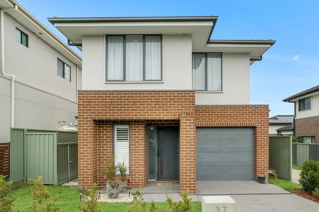 Schofields 4ਬੈੱਡਰੂਮ Upgraded, Metricon Built family home within 10 minute walk to Schofields Public School!