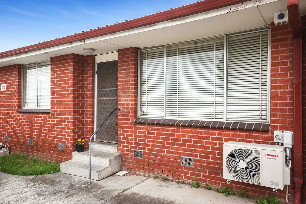 Stylishly Updated & Superbly Located – Light-Filled Unit in a Peaceful Pocket of Clayton South