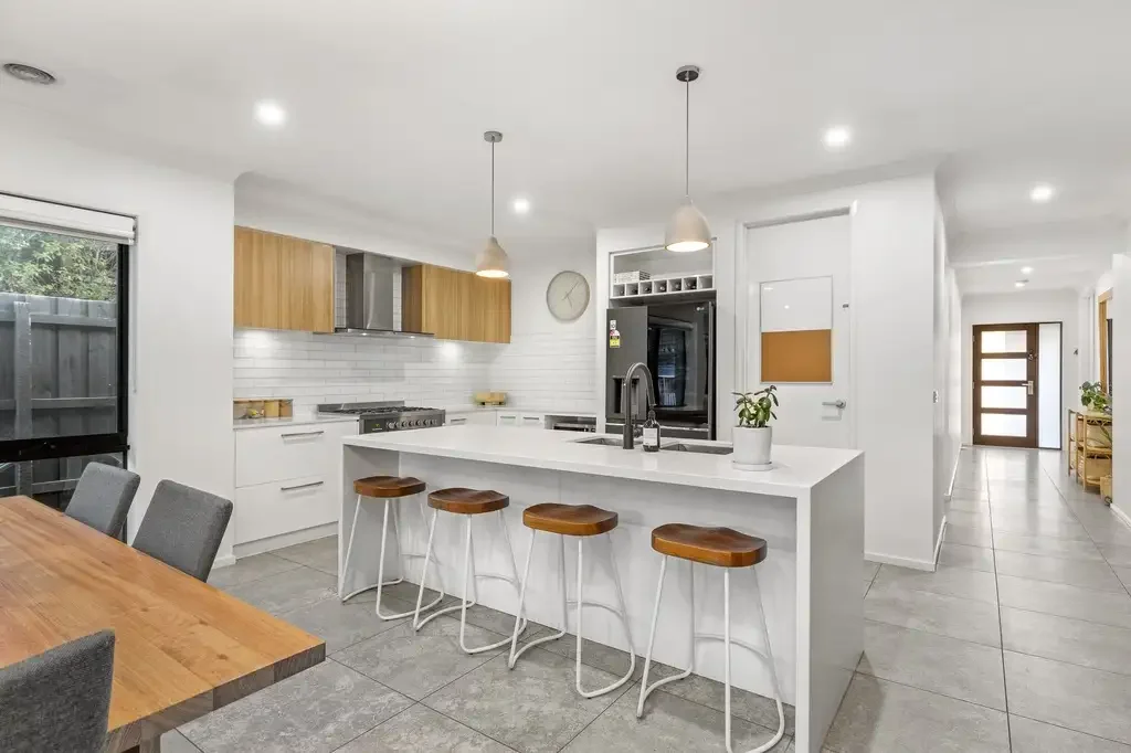 Somerville 3Moenga Contemporary Luxury, Expansive Living in Sought-after Somerville Location