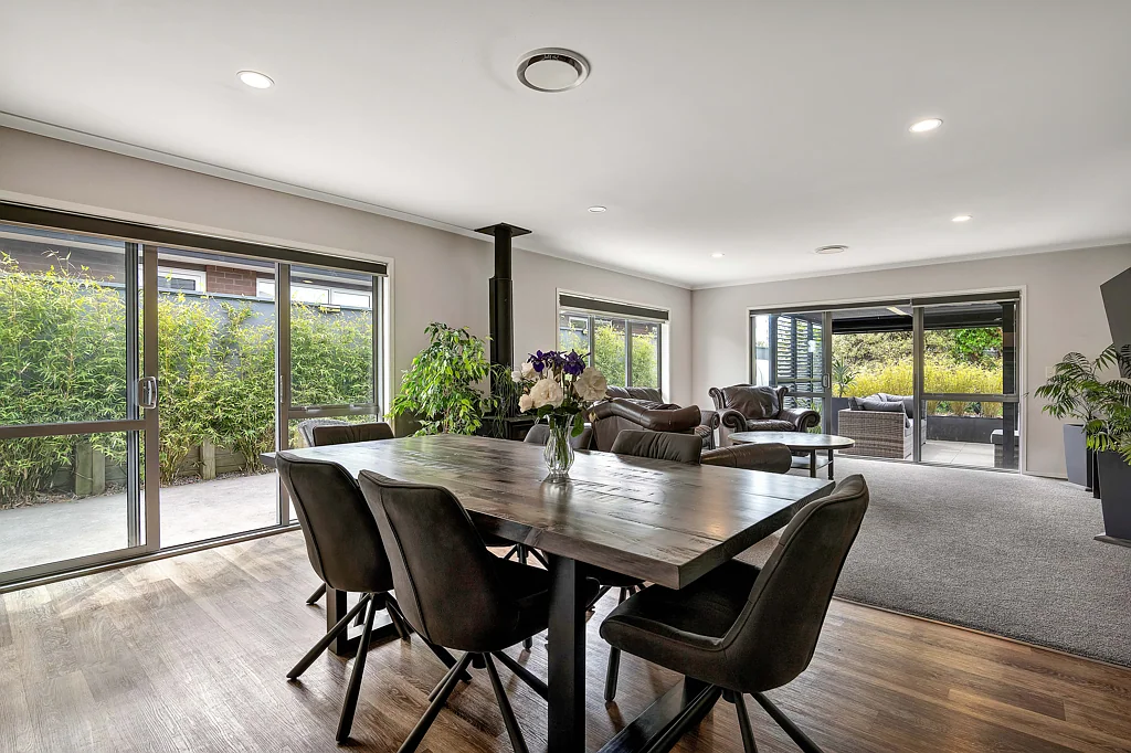 Waiwhakaiho 4房  family space indoors and out
