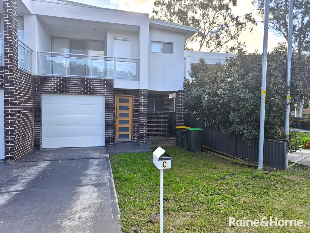 MODERN FIVE BEDROOM HOME FOR LEASE IN INGLEBURN!