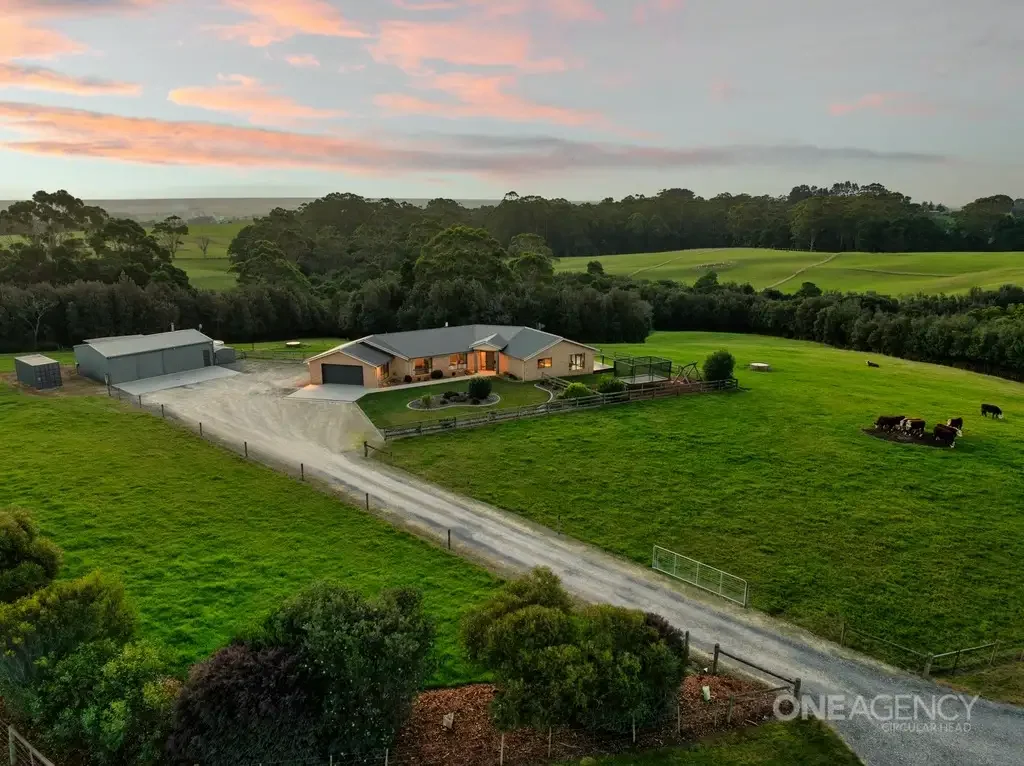 Scotchtown 4Moenga Modern Lifestyle Property with Excellent Shedding on 41 Acres