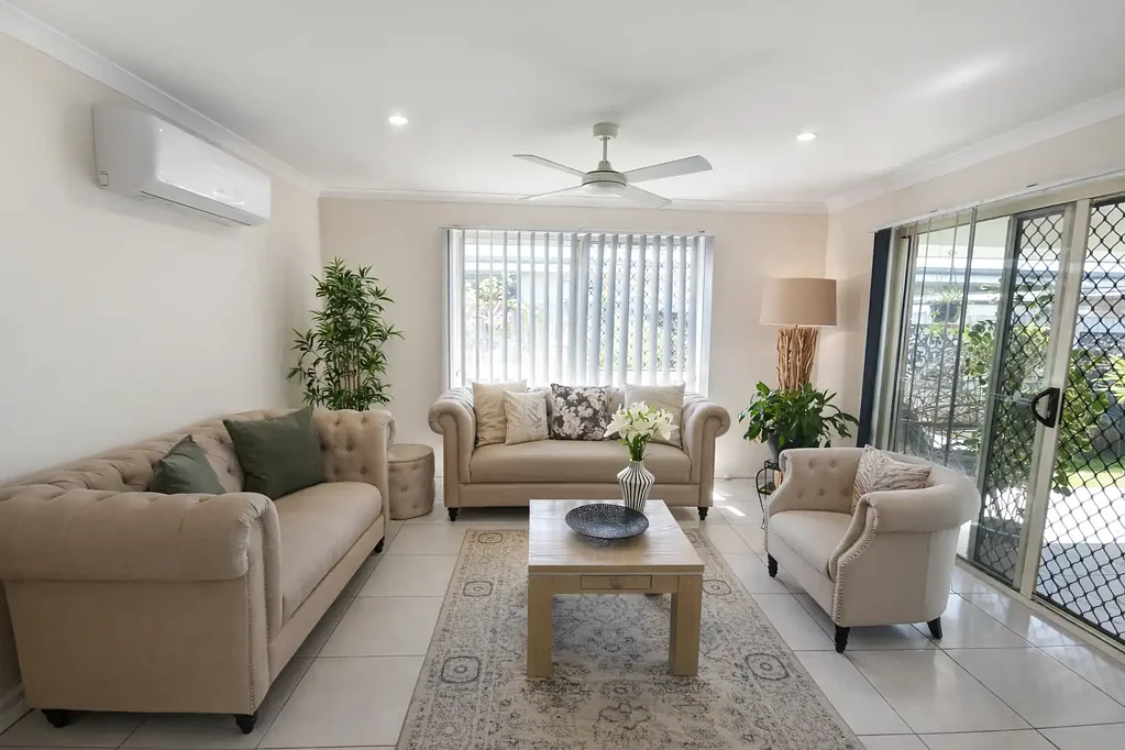 Caboolture South 4房 四卧宽敞家园 450平米地块 开放式布局 双车库便利 邻近公园学校 社区宁静舒适 Immaculately Presented 4 Bedroom Family Home!