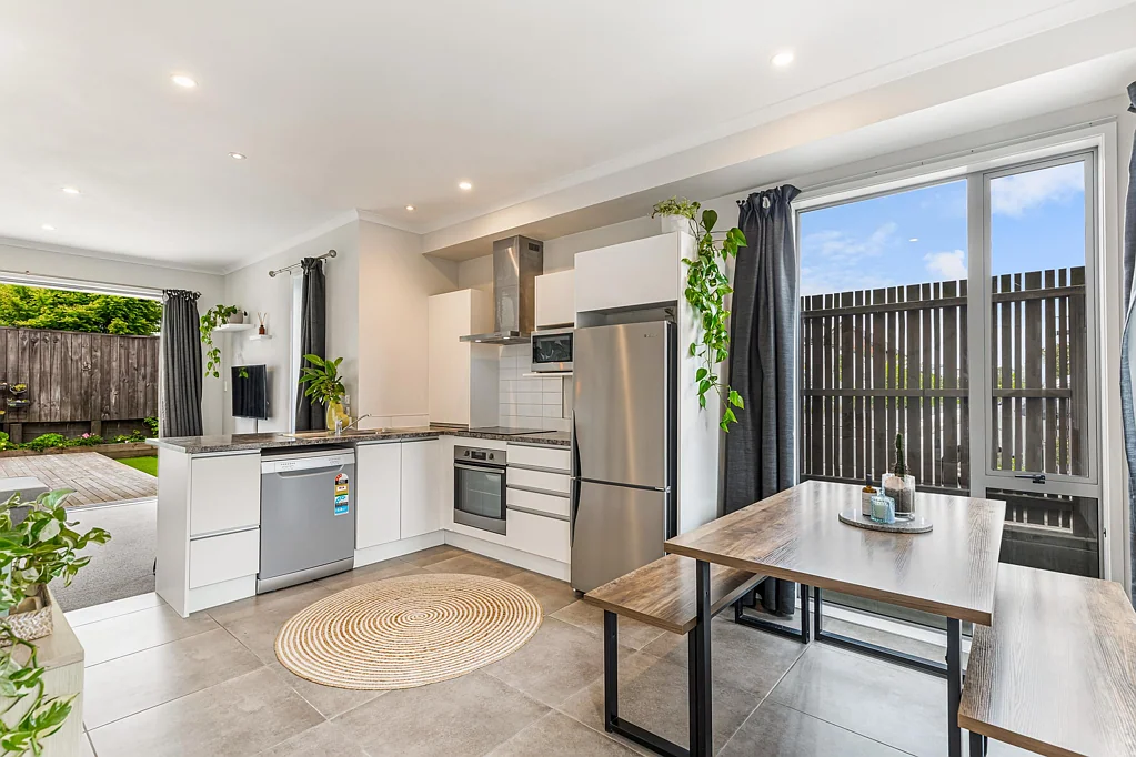 Hobsonville 2房 转角城市屋！拥有私家庭院，轻松舒适，精巧实用，靠近学校，交通便利！ Corner Site. Private Yard. Let's Go.