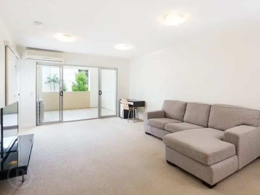 Large Fully Furnished Apartment  close to UQ, QUT, Griffith South Bank Campus, TAFE and within Brisbane State High Catchment