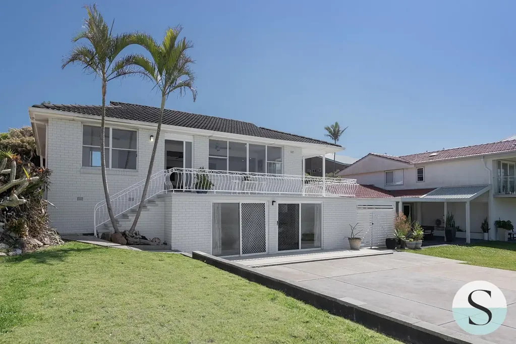156 Caves Beach Road, Caves Beach, NSW 2281