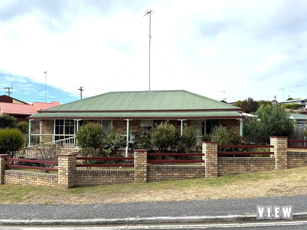 St Helens 3房  Walk to Town & Waterfront – Solid Investment or Coastal Retreat!