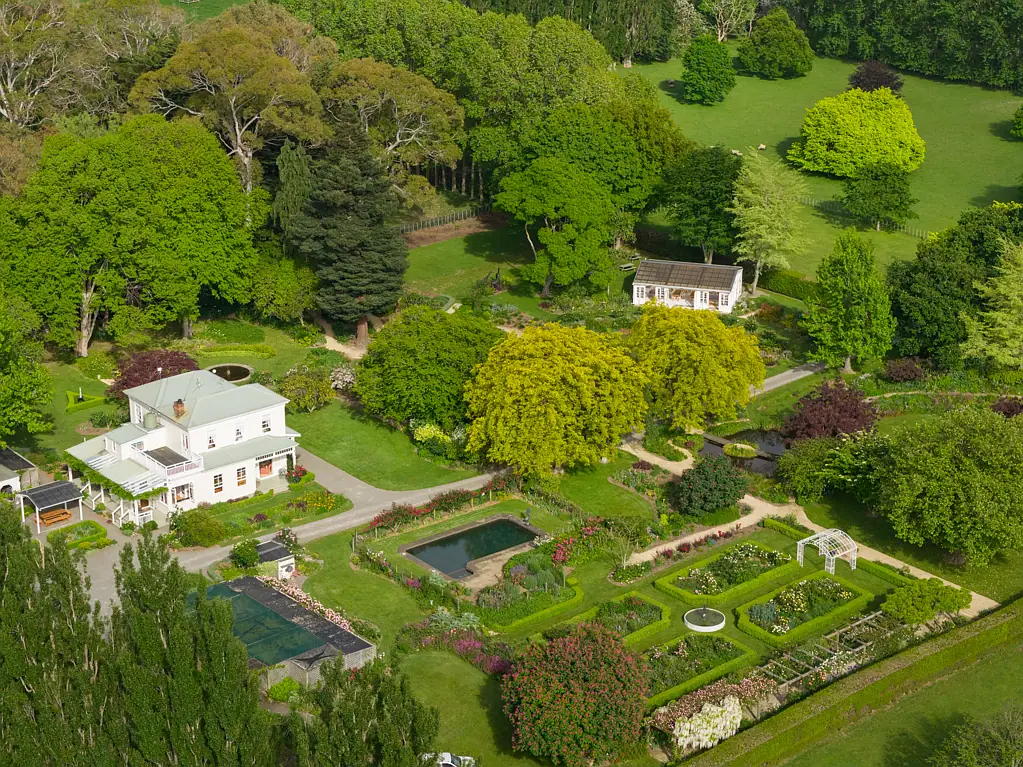 Whakarongo 4ਬੈੱਡਰੂਮ Majestic Greenhaugh Gardens – A Timeless Estate