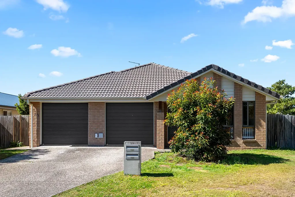 Crestmead 5 Bedroom Modern Duplex Living – 2 Homes, 1 Fantastic Investment with rental income $900PW!