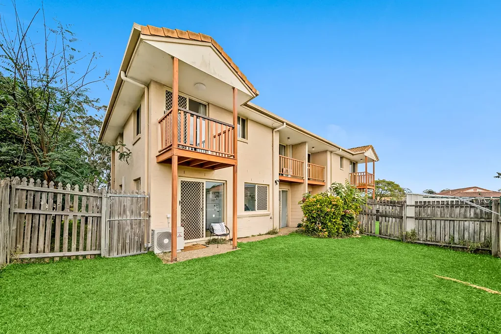 Runcorn 3Moenga BRIGHT, RENOVATED TOWNHOUSE WITH 3 BALCONIES!