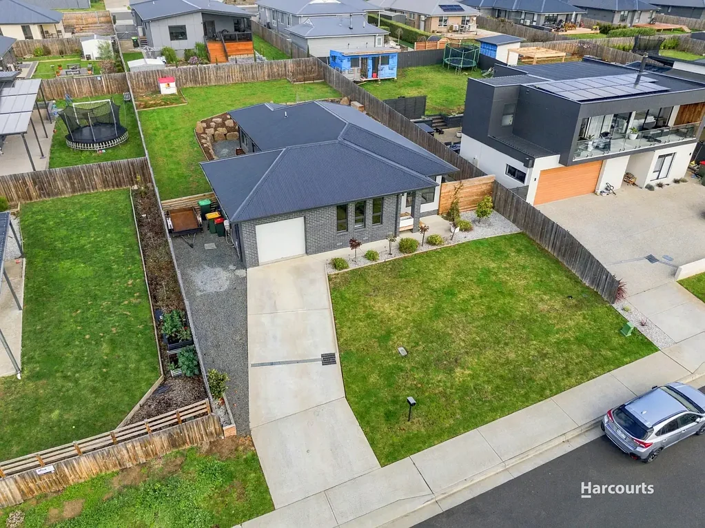 Kingston 3 Bedroom Mountain Views, Modern Style & Move In Ready