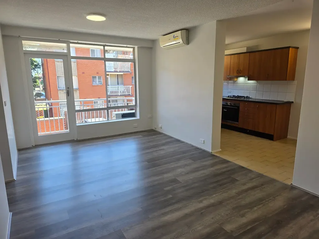 Beautifully Refurbished 2 Bedroom Apartment With Large Balcony and Car Space