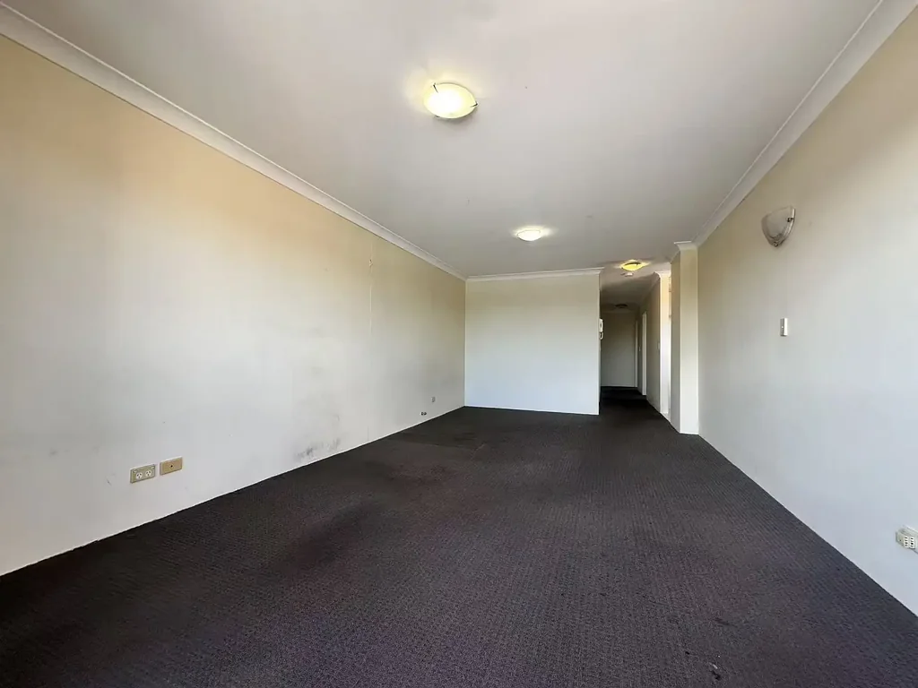 Well-Maintained 2-Bedroom Apartment with Parking in Prime Kensington