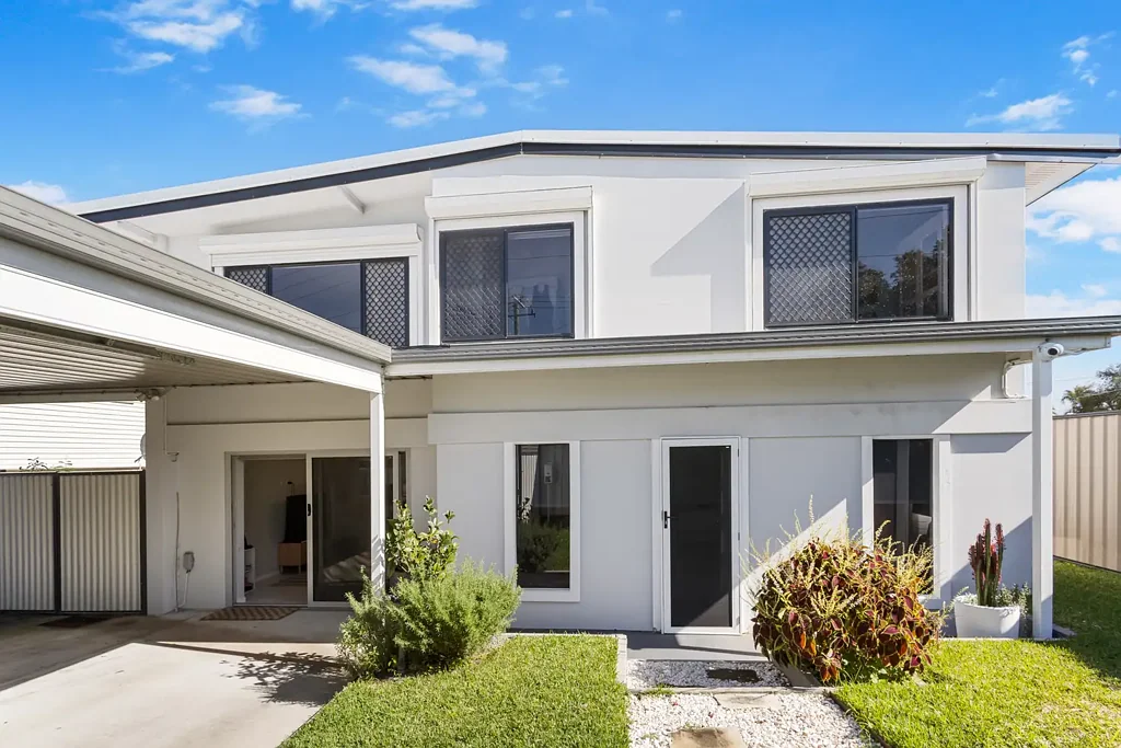Labrador 3 Slaapkamer Well-Presented Family Home on a Large Block, Moments from the Broadwater