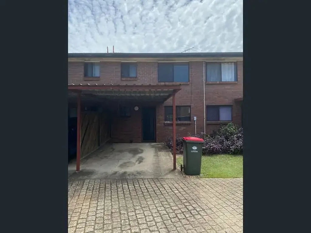 Townhouse In Convenient Location!