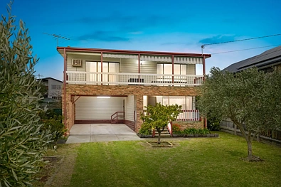Dromana 4房 带海湾景观和潜力的家庭住宅 Family home with bay views and potential