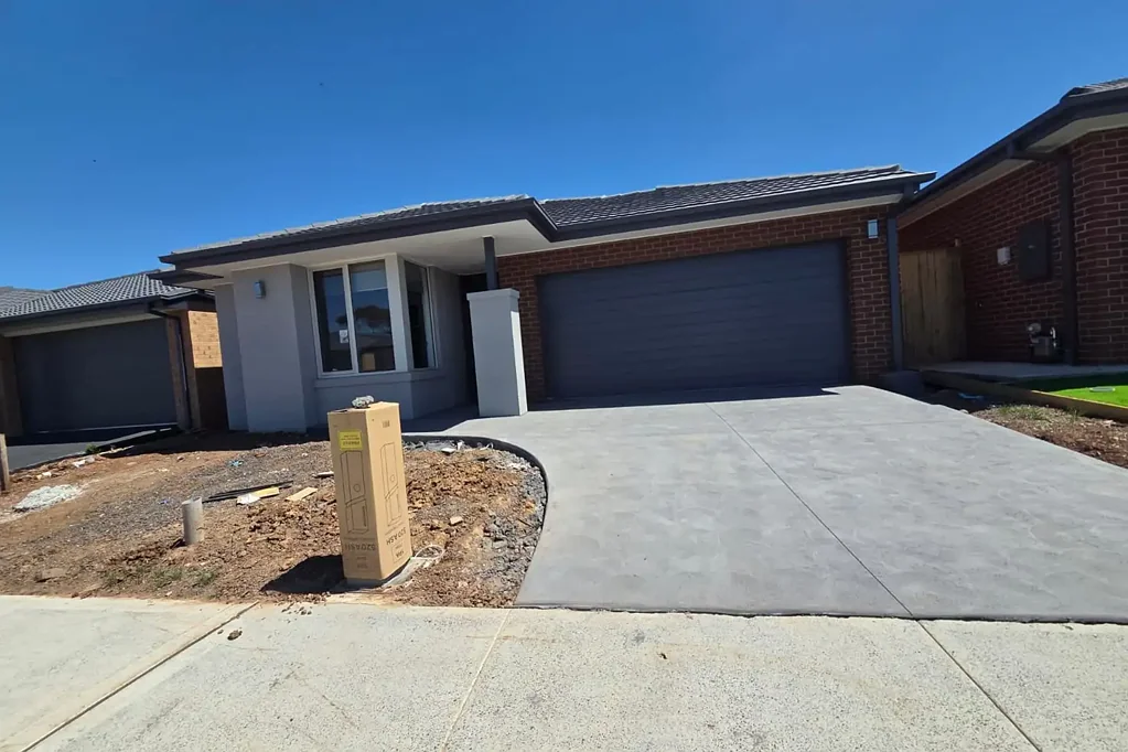 Modern Family Living in Bonnie Brook – Comfort, Convenience & Lifestyle!