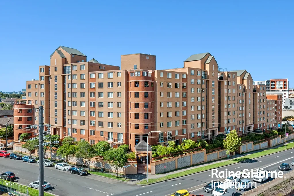 Auburn 2 Slaapkamer Invest or Settle: 2-Bedroom Apartment with Pool, Tennis & Prime Position