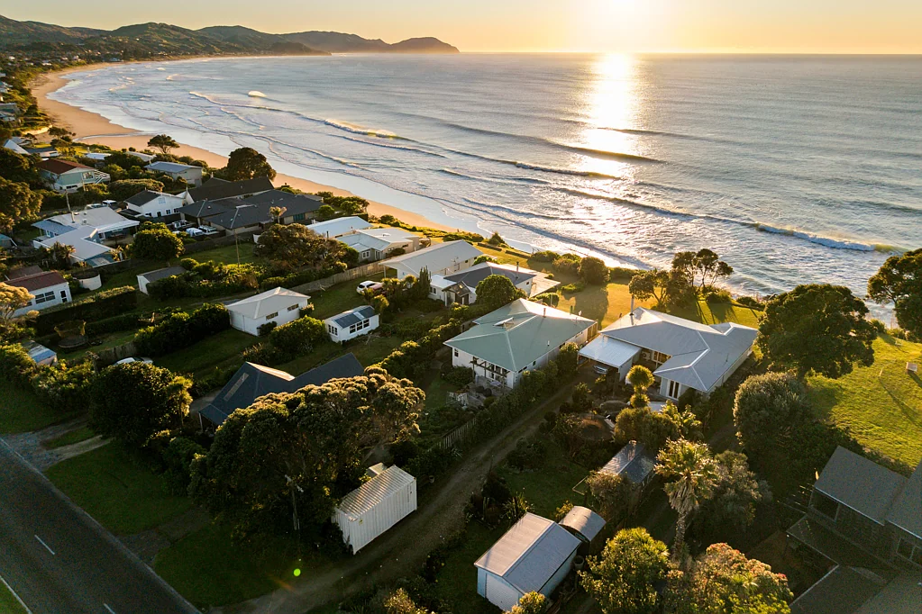 Wainui 3침실 Front row to the sunrise