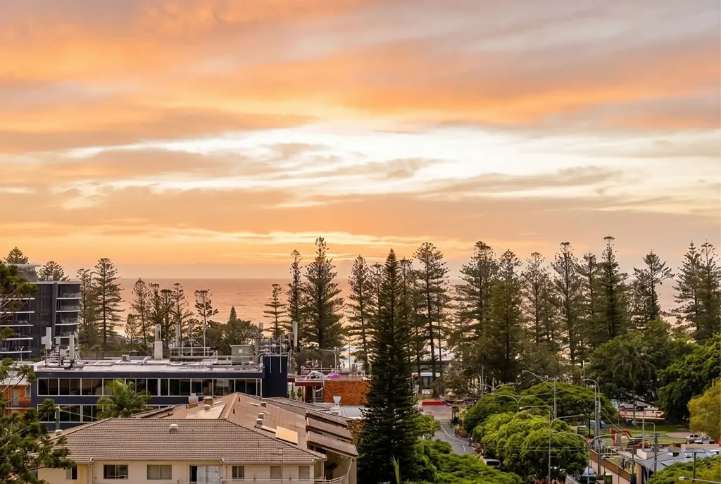 Burleigh Heads 3房  RARE BURLEIGH HILL OPPORTUNITY – OCEAN VIEWS, POOL & WALK-EVERYWHERE LOCATION