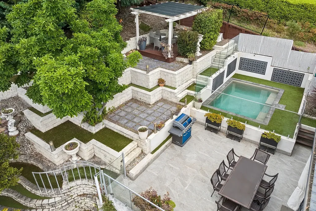 Mount Pleasant 4房 绿树成荫环境 东北朝向景观 双层高客厅 石材厨房 主卧带阳台步入式衣帽间 Private sanctuary with district and water views