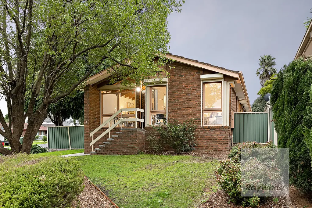 Mill Park 4 Slaapkamer Elevated Family Living on a Generous Corner Allotment