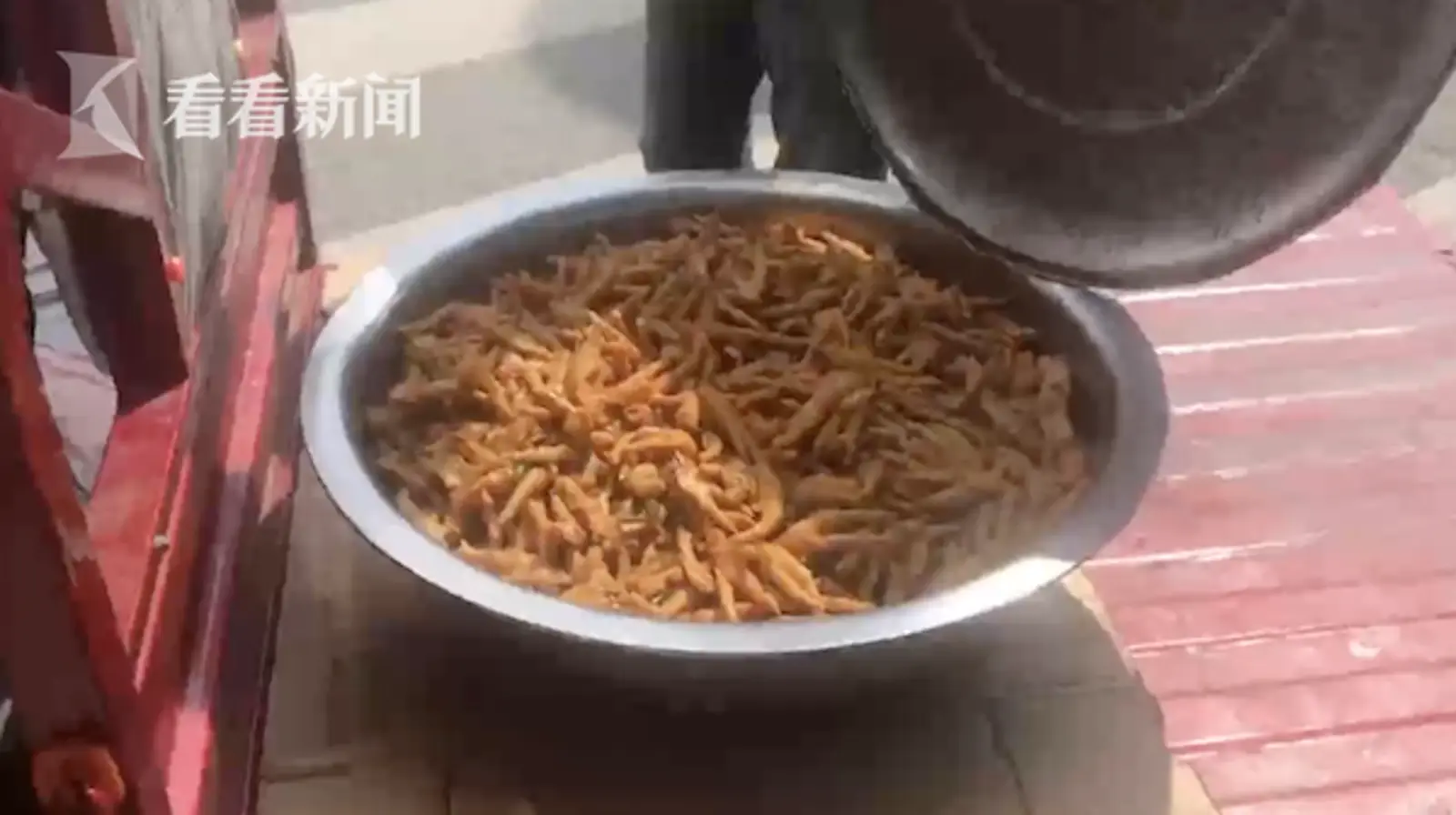 “网红凤爪” 竟是在厕所烹煮 老板不服：好吃啊！