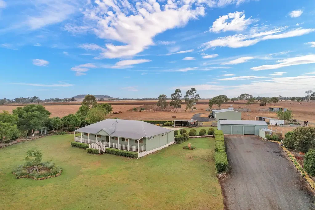 Allora 4 Slaapkamer Rustic Country Charm on 50.14ha - The Ultimate Lifestyle & Cattle Property