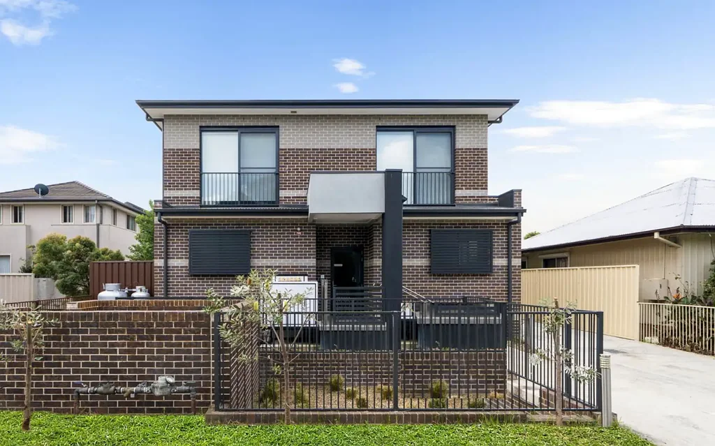 Kingswood 16 Bedroom Investor’s Dream Opportunity! Prime 16-Unit Self-Contained Complex – High Rental Yield!