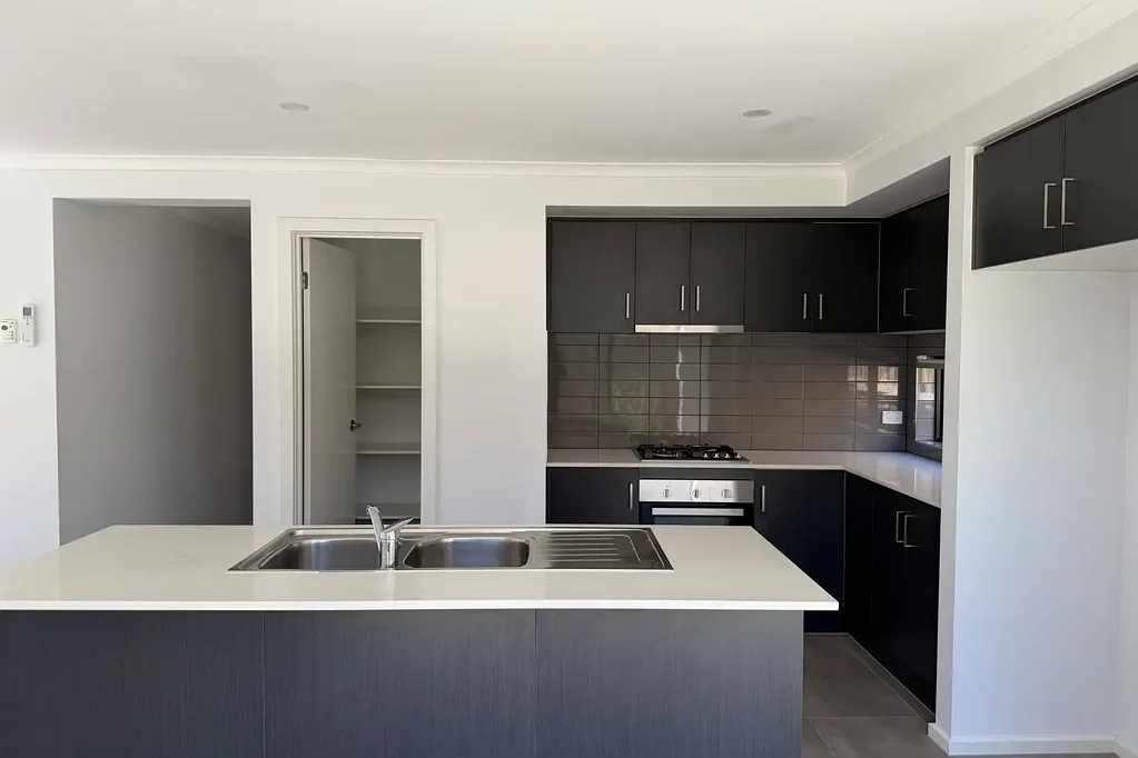 Modern 3 Bedroom Home in Sought After Seventh Bent Estate in Weir Views