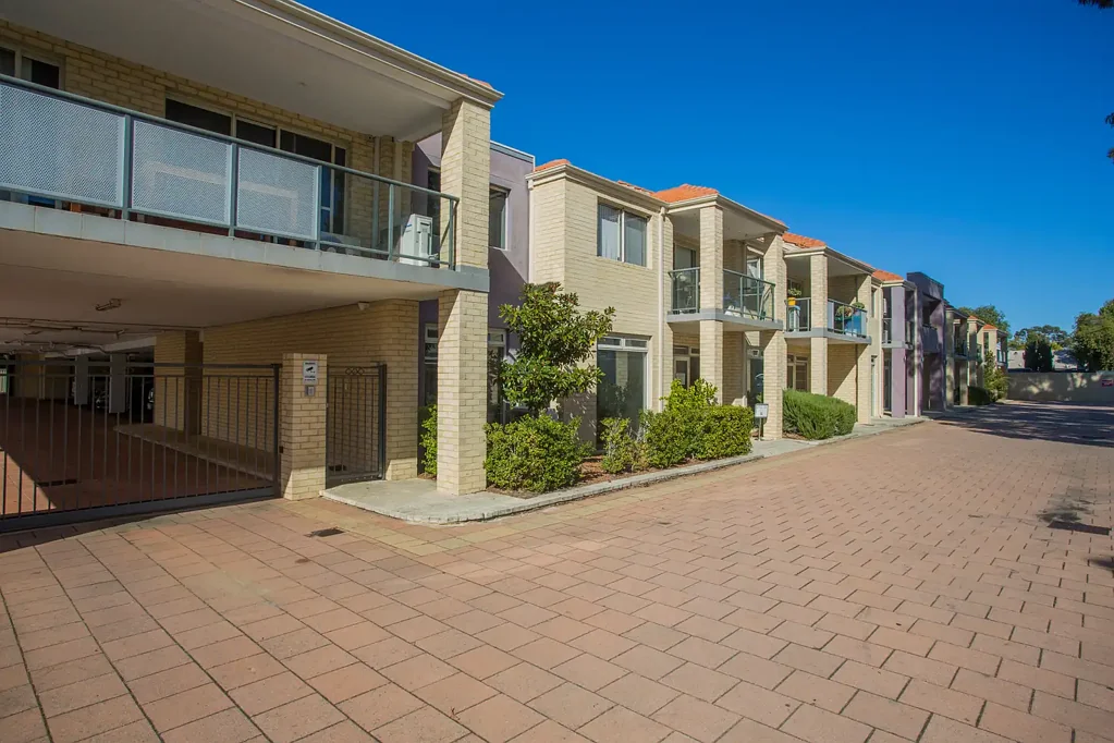 Cannington 3ਬੈੱਡਰੂਮ Huge 3-Bedroom Home with Two Car Bays in Secure Complex - Nearby All Amenities!