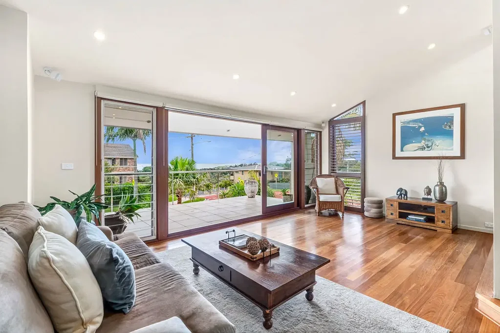 Mona Vale 4غرفة نوم Elevated Coastal Living With Poolside Entertaining And Ocean Outlooks