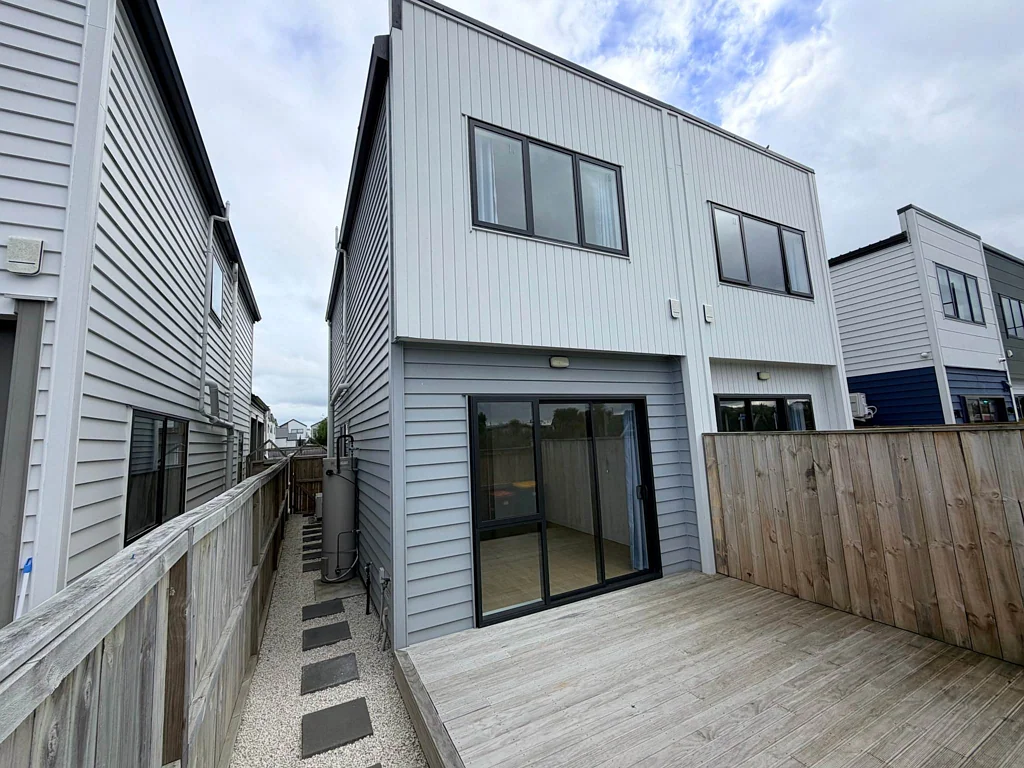 Stylish Near-New Townhouse – Modern Comfort & ...
