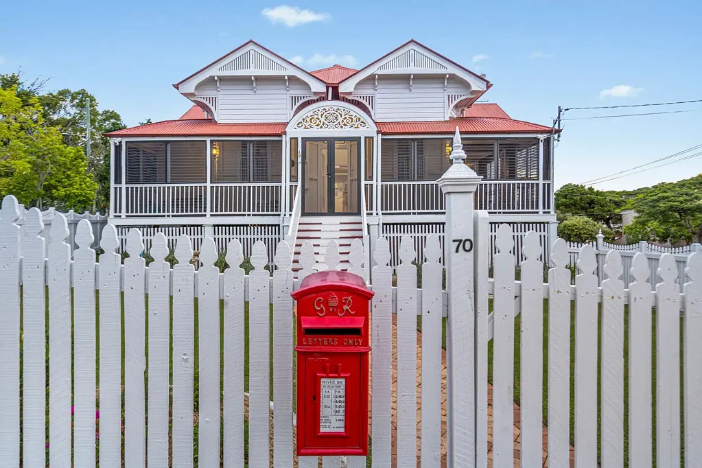 Coorparoo 4कमरा “YORKSHIRE” c.1890 - Timeless Elegance. Modern Comfort. Historic Significance.