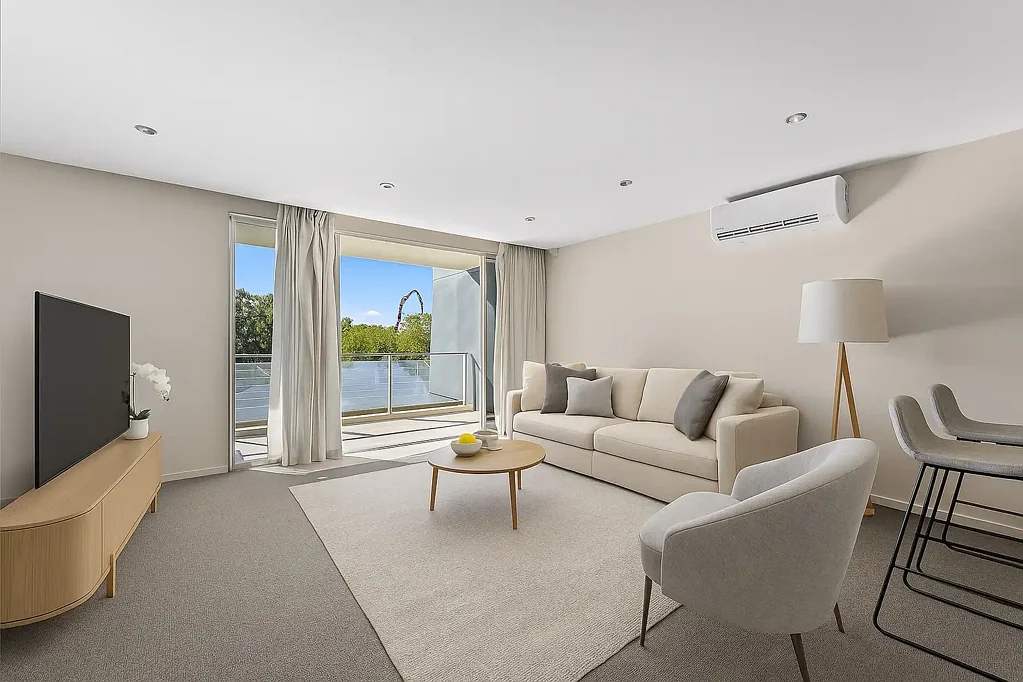 Hope Island 1ห้องนอน Sunlit North-East Facing Apartment with Expansive Balcony and Modern Comforts