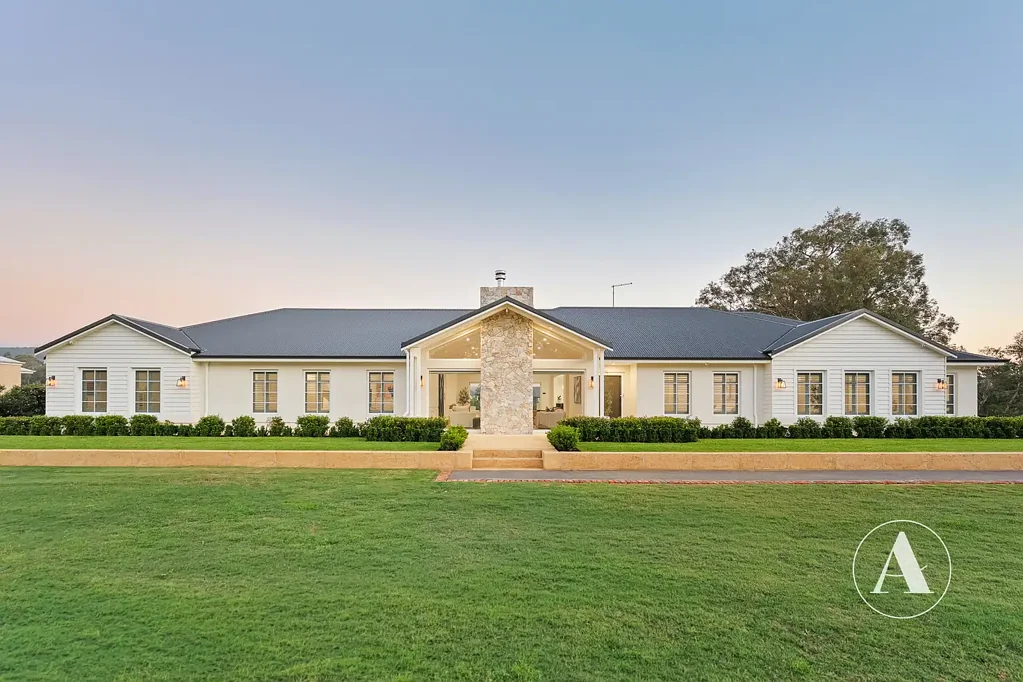 Darling Downs 5ห้องนอน HAMPTONS MANOR HOME IN A LEAGUE OF ITS OWN!!